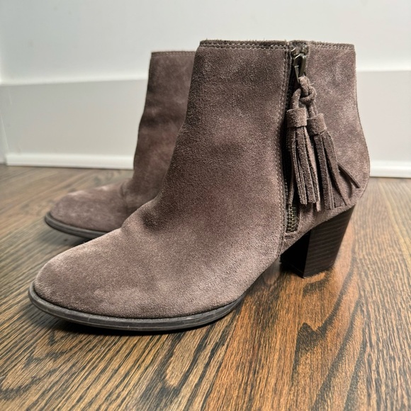 Vionic Madeline Suede Tassel Zipper Block Heel Ankle Boots in Taupe Gray size 7 - Picture 4 of 10